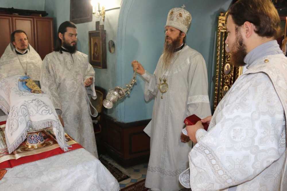 В.осеева
						три товарища