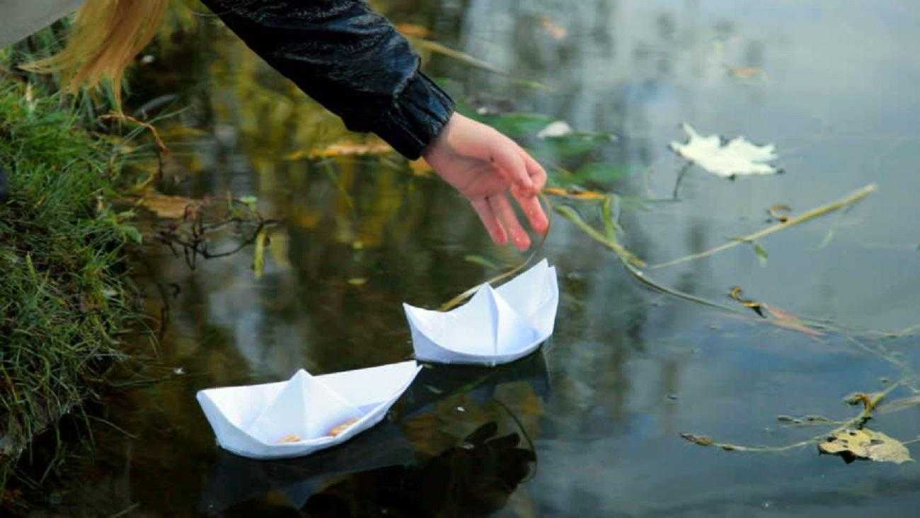 Playing paper. Бумажный кораблик. Бумажный кораблик в ручье. Пускание бумажных корабликов.